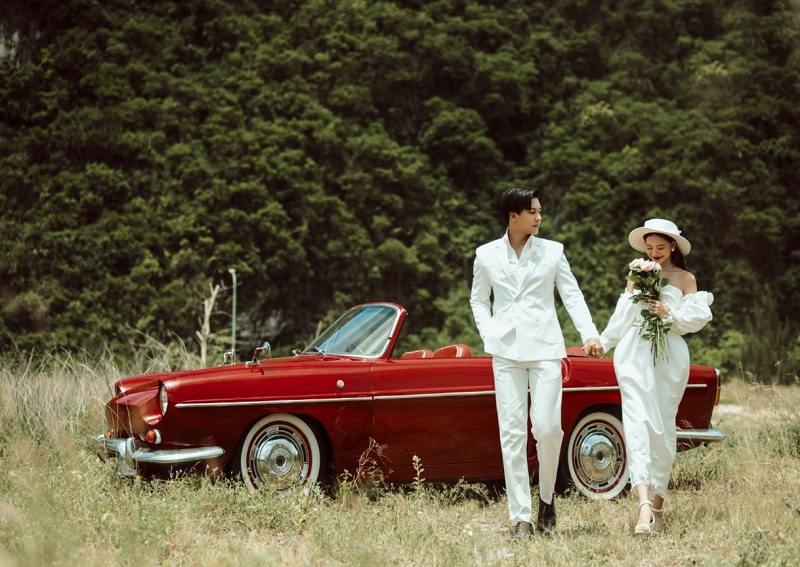 Tạo dáng chụp ảnh cưới với ô tô khi bước xuống xe là một lựa chọn tạo dáng độc đáo và sang trọng
