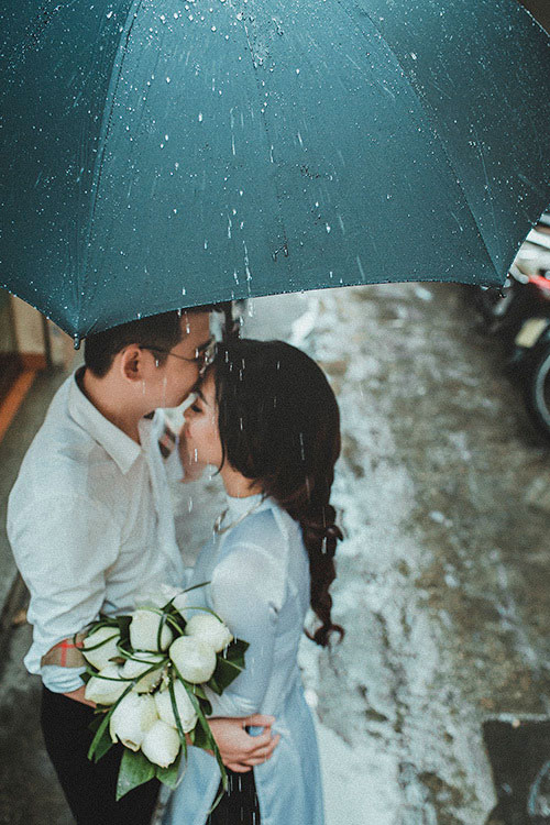 Chụp ảnh cưới dưới mưa với áo dài tinh khôi