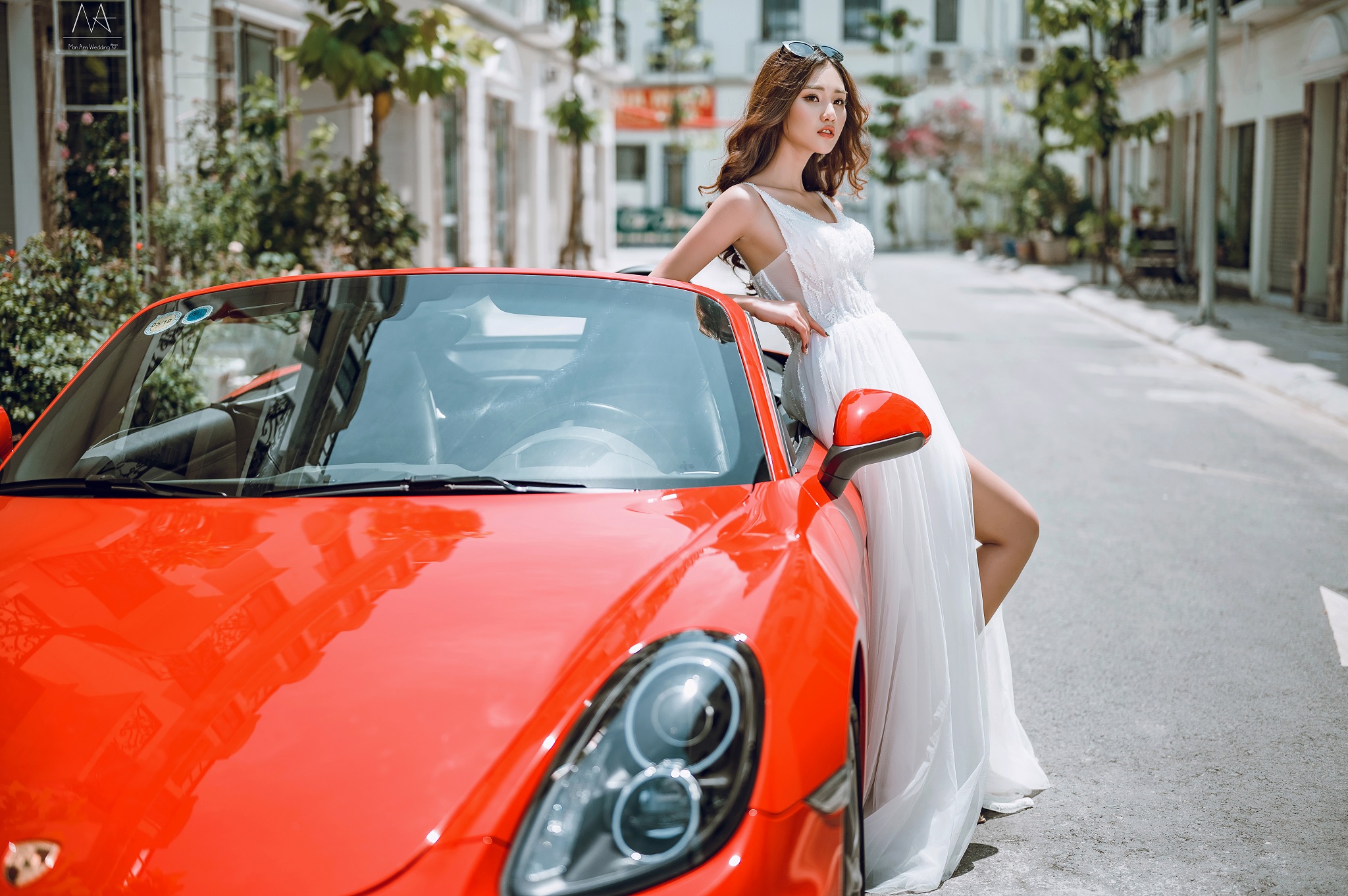Đa số nàng dâu thường muốn tạo dáng chụp ảnh cưới với ô tô ở vị trí bên hông