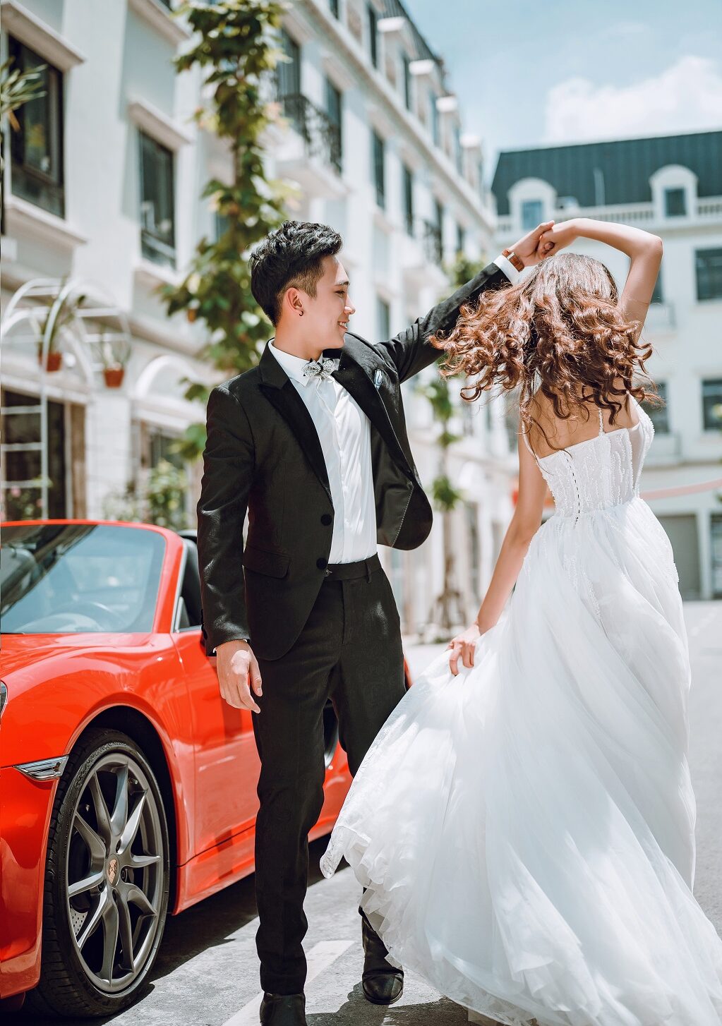 Chụp ảnh cưới với ô tô đang trở thành một xu hướng hiện đại