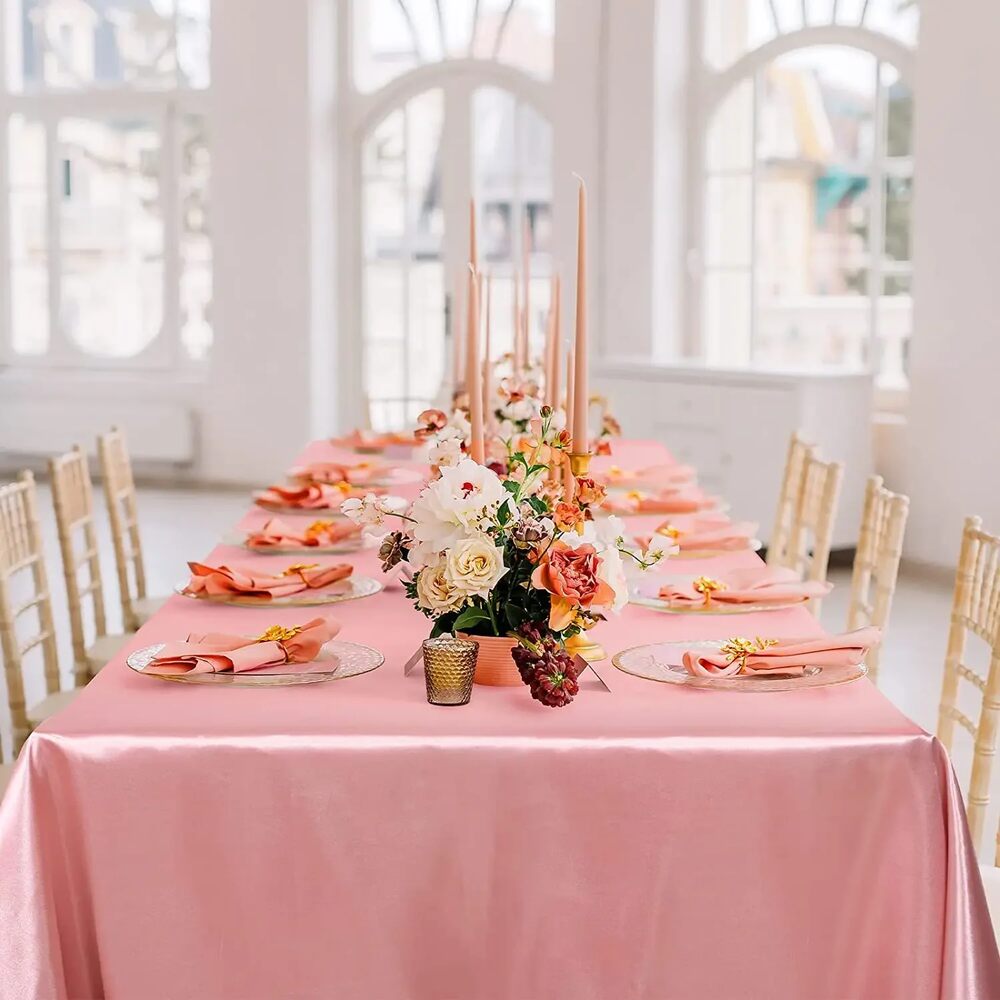 Mẫu trang trí bàn ăn tiệc cưới khăn hồng